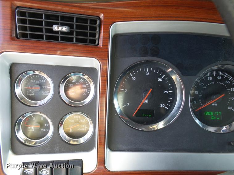 image for item J2645 2007 Kenworth T600 semi truck