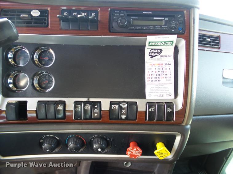 image for item J2645 2007 Kenworth T600 semi truck