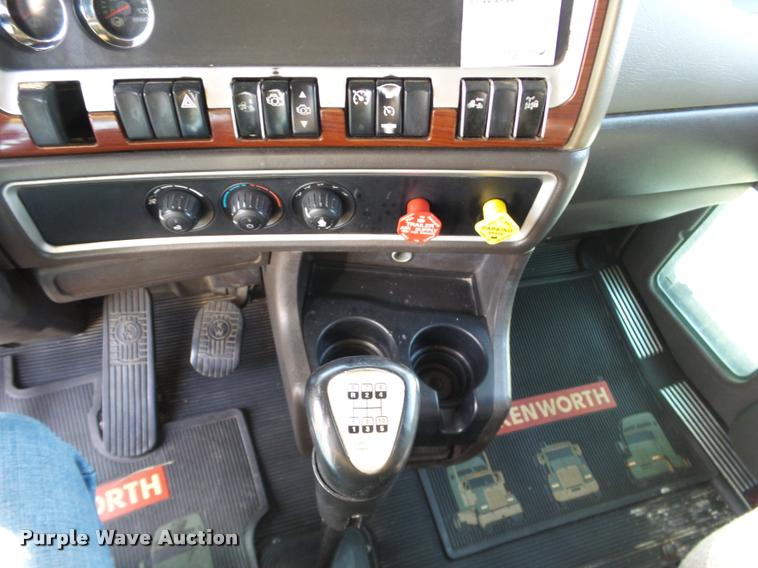 image for item J2645 2007 Kenworth T600 semi truck