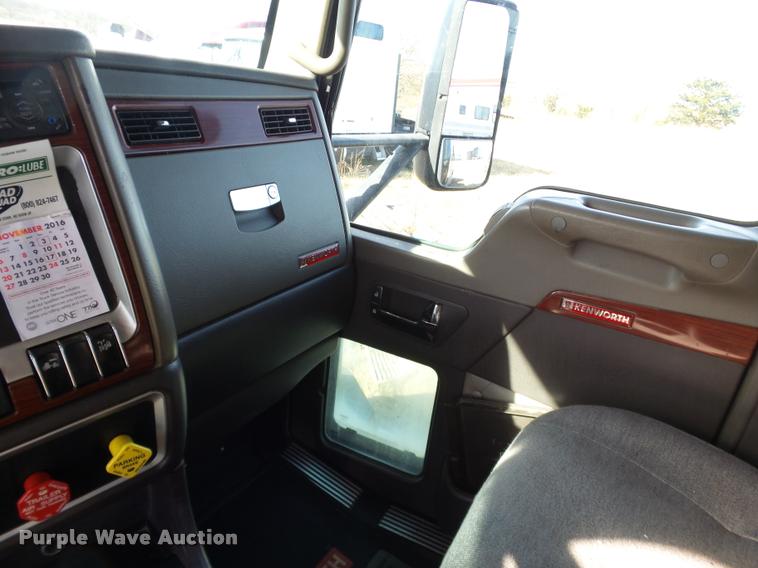 image for item J2645 2007 Kenworth T600 semi truck