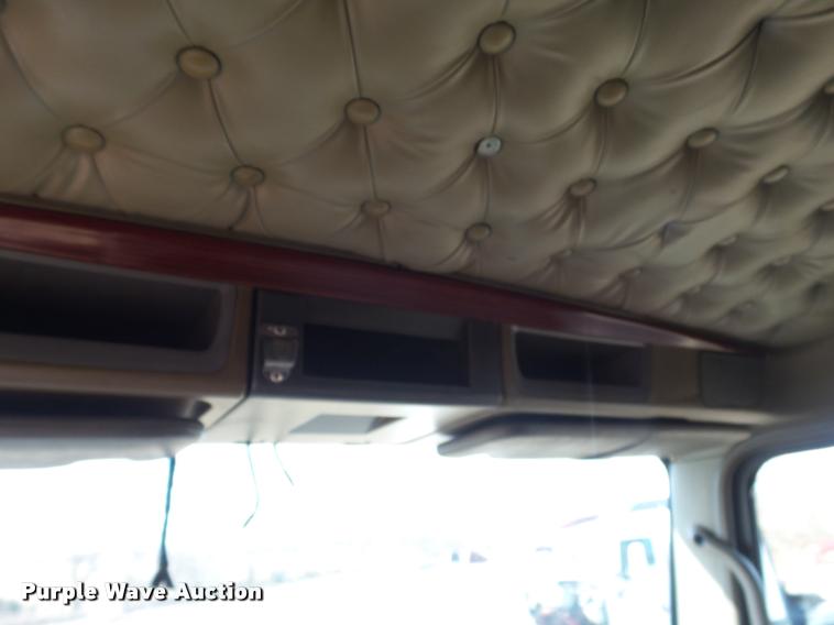 image for item J2645 2007 Kenworth T600 semi truck