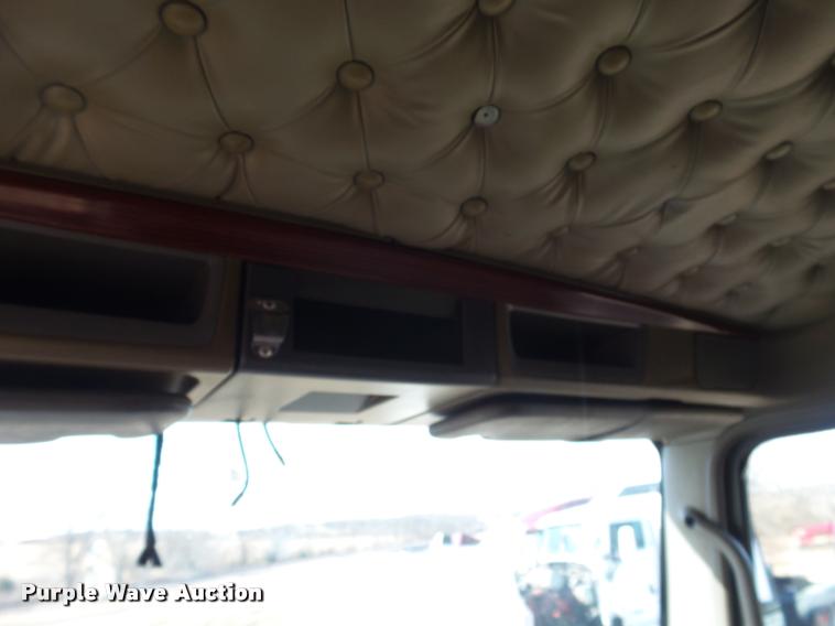 image for item J2645 2007 Kenworth T600 semi truck