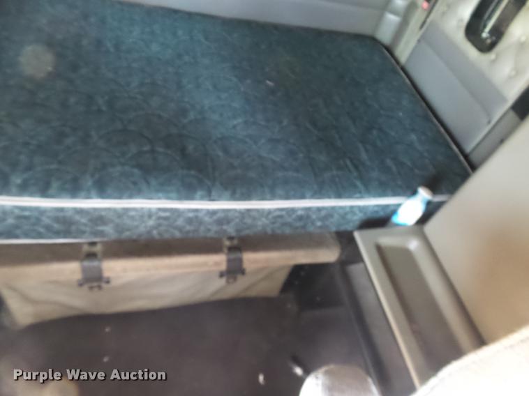 image for item J2645 2007 Kenworth T600 semi truck