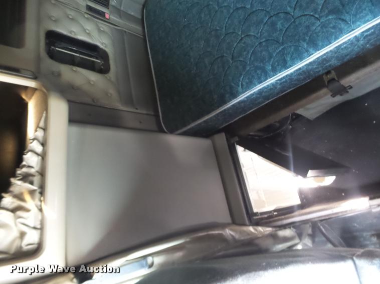 image for item J2645 2007 Kenworth T600 semi truck