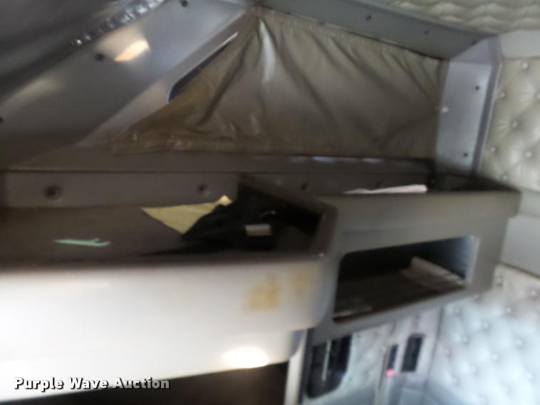 image for item J2645 2007 Kenworth T600 semi truck