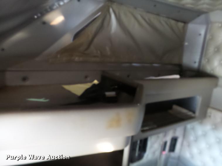 image for item J2645 2007 Kenworth T600 semi truck