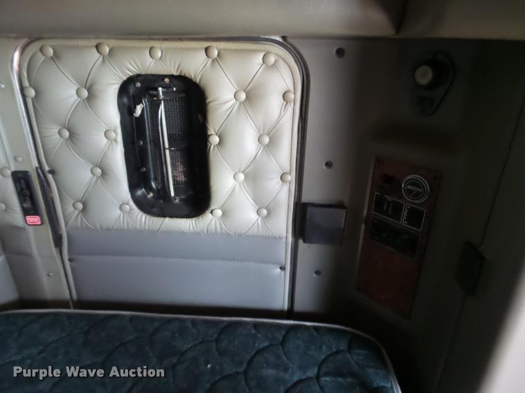 image for item J2645 2007 Kenworth T600 semi truck