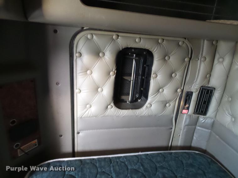 image for item J2645 2007 Kenworth T600 semi truck