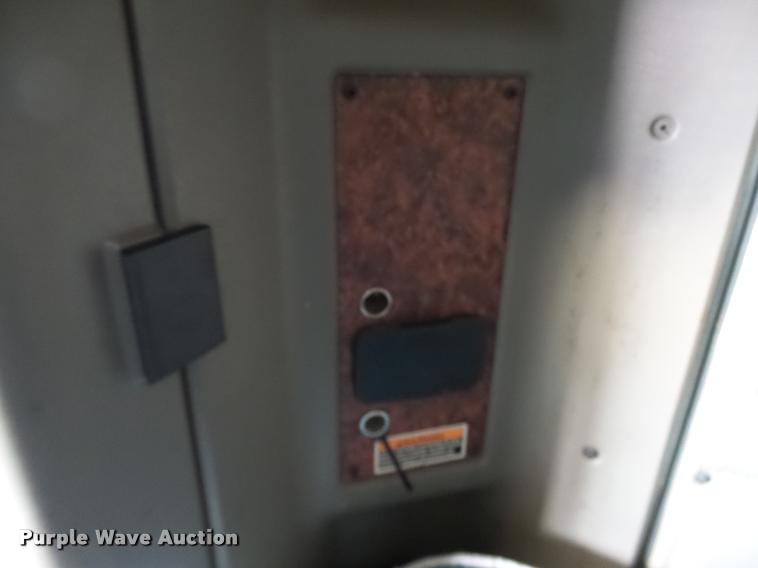 image for item J2645 2007 Kenworth T600 semi truck