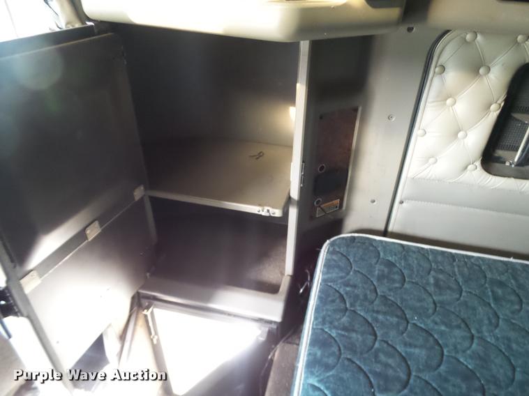 image for item J2645 2007 Kenworth T600 semi truck