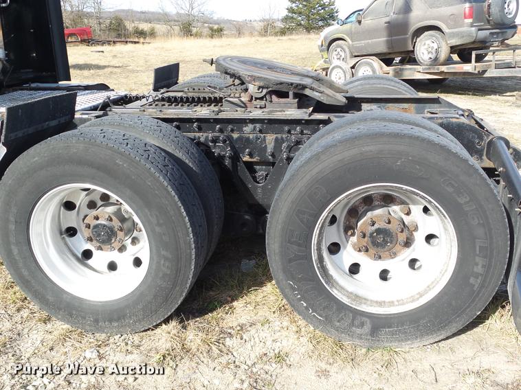 image for item J2645 2007 Kenworth T600 semi truck