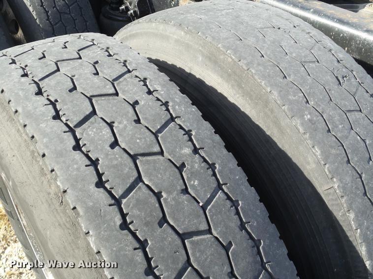 image for item J2645 2007 Kenworth T600 semi truck