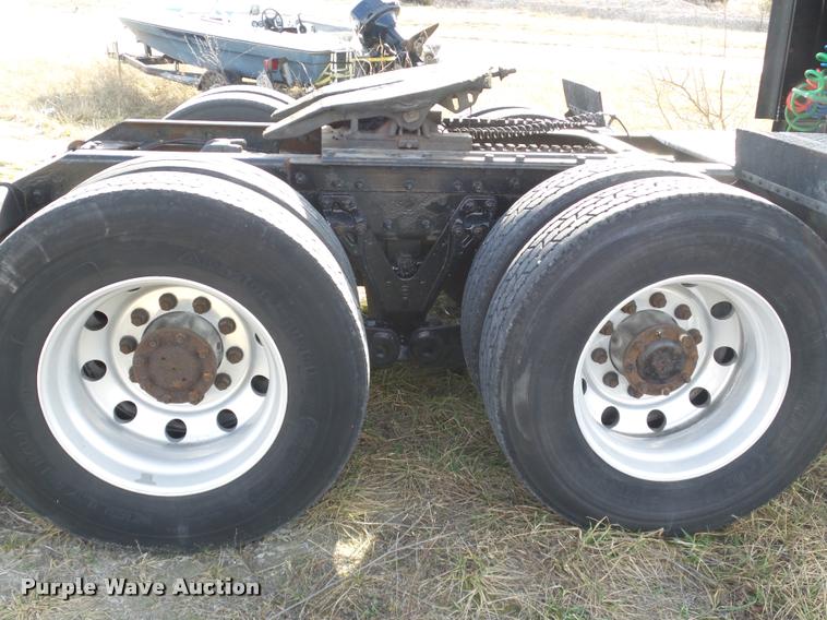 image for item J2645 2007 Kenworth T600 semi truck