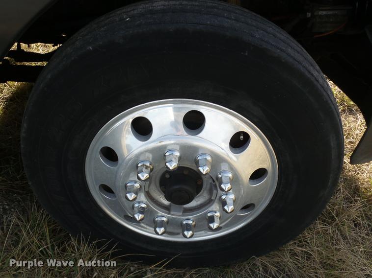 image for item J2645 2007 Kenworth T600 semi truck