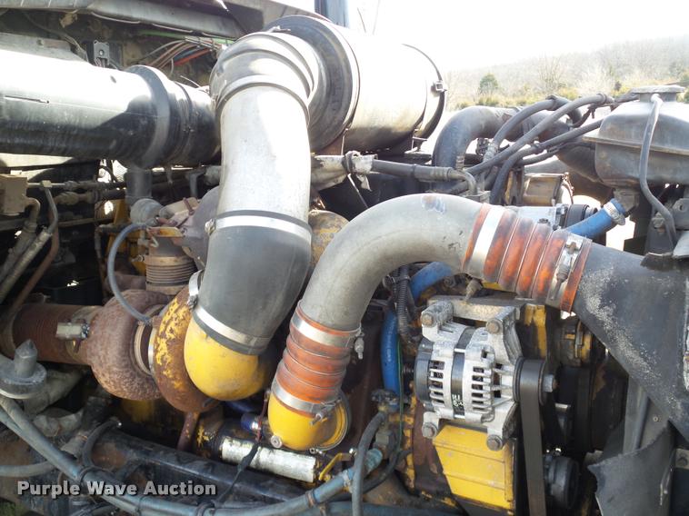 image for item J2645 2007 Kenworth T600 semi truck