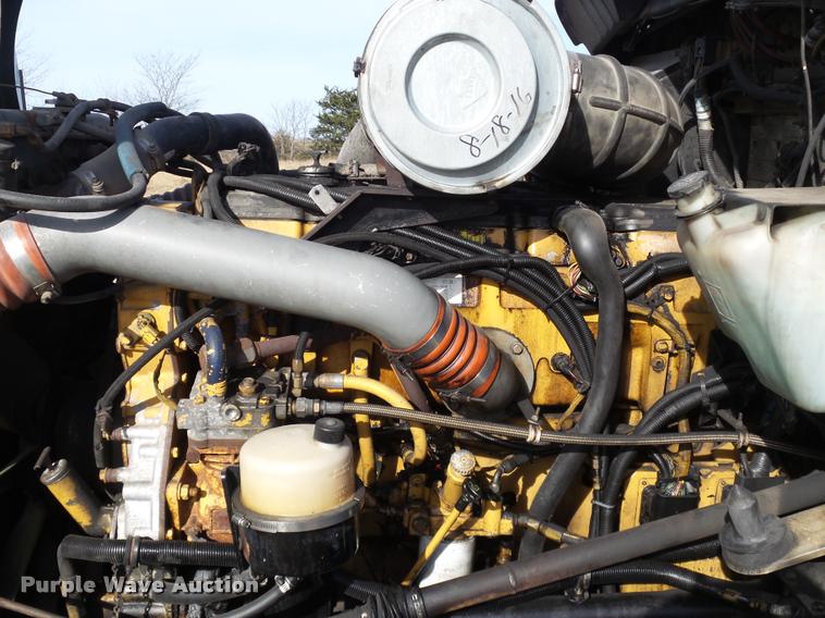 image for item J2645 2007 Kenworth T600 semi truck