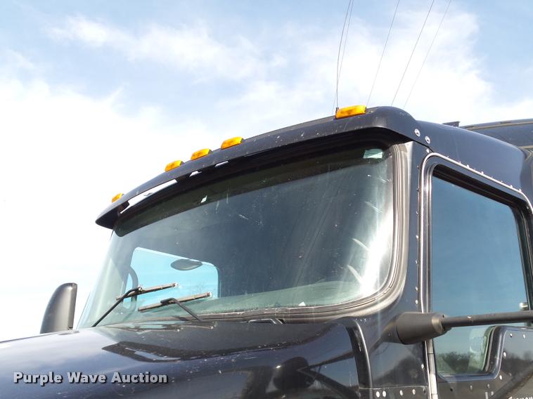 image for item J2645 2007 Kenworth T600 semi truck