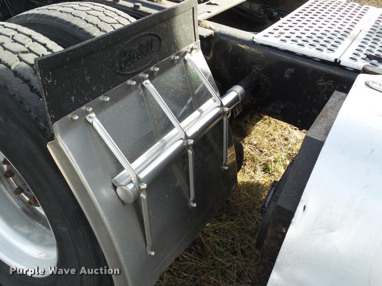 image for item J2645 2007 Kenworth T600 semi truck