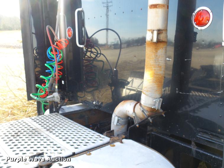 image for item J2645 2007 Kenworth T600 semi truck