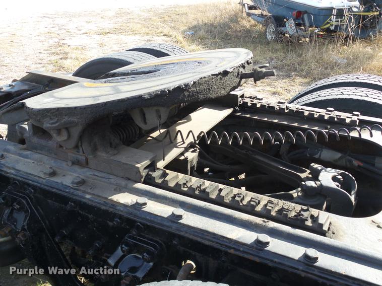 image for item J2645 2007 Kenworth T600 semi truck