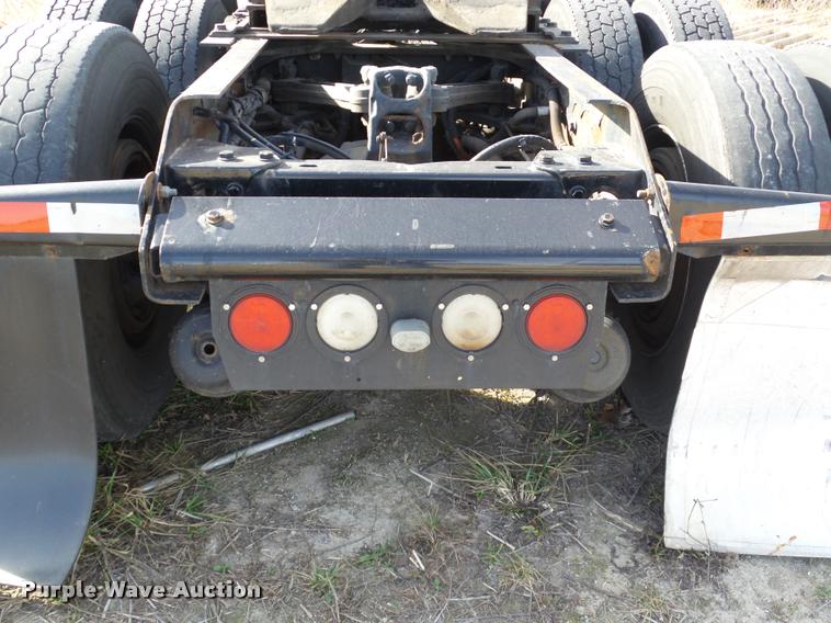 image for item J2645 2007 Kenworth T600 semi truck