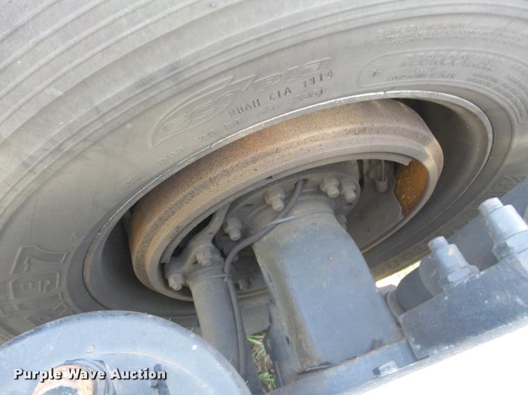 image for item J2645 2007 Kenworth T600 semi truck