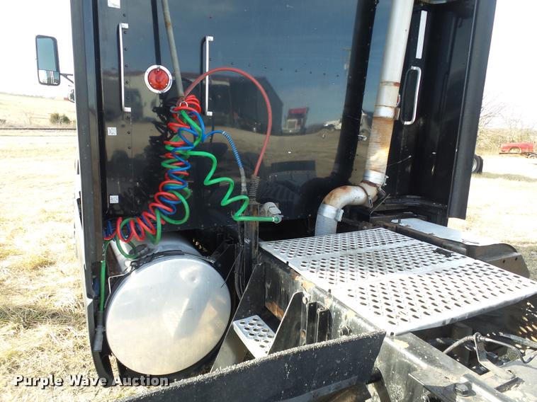 image for item J2645 2007 Kenworth T600 semi truck