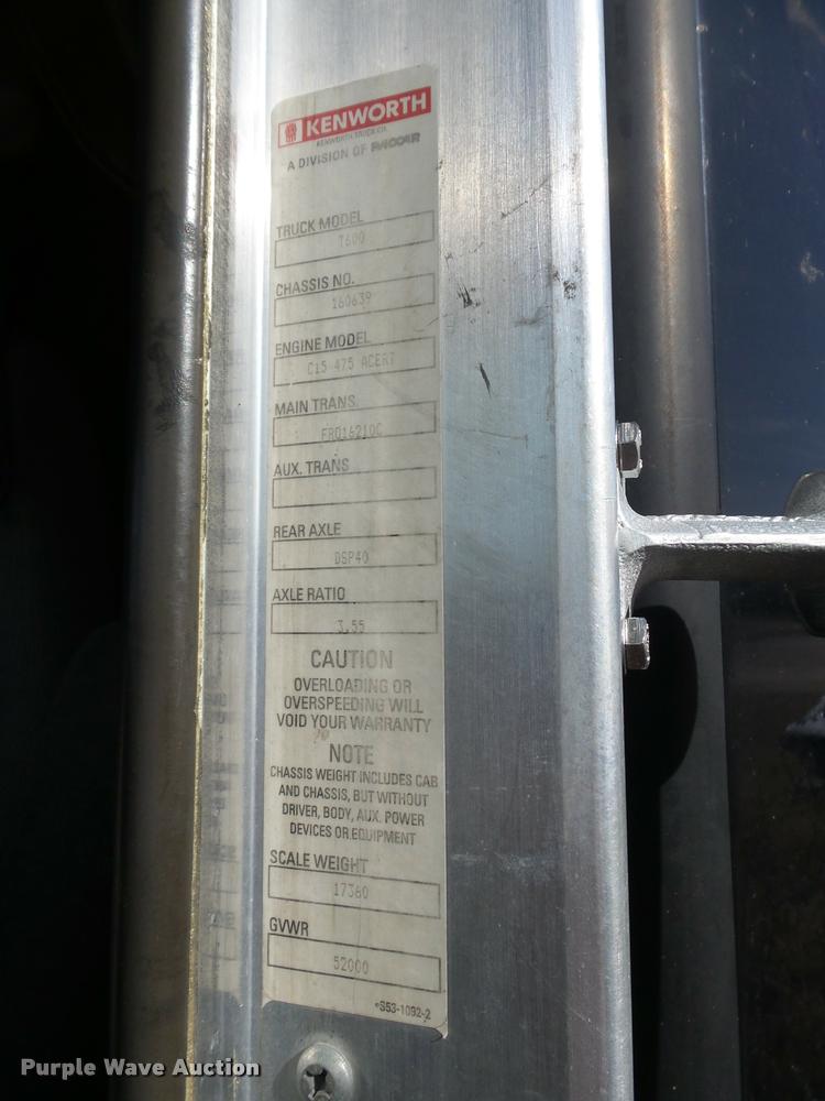 image for item J2645 2007 Kenworth T600 semi truck