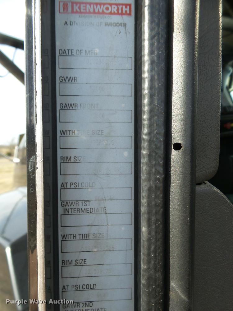 image for item J2645 2007 Kenworth T600 semi truck