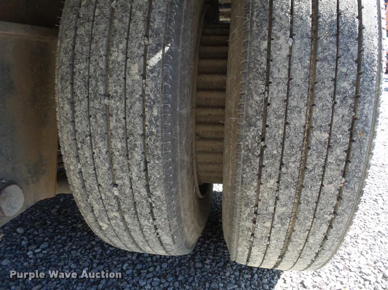 image for item K3347 1987 Fruehauf drop deck trailer