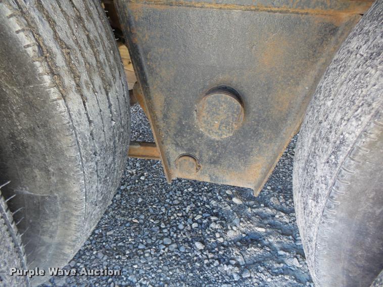 image for item K3347 1987 Fruehauf drop deck trailer