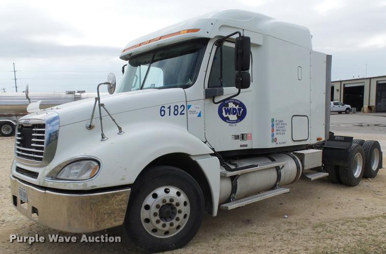 image for item K5767 2005 Freightliner Columbia semi truck