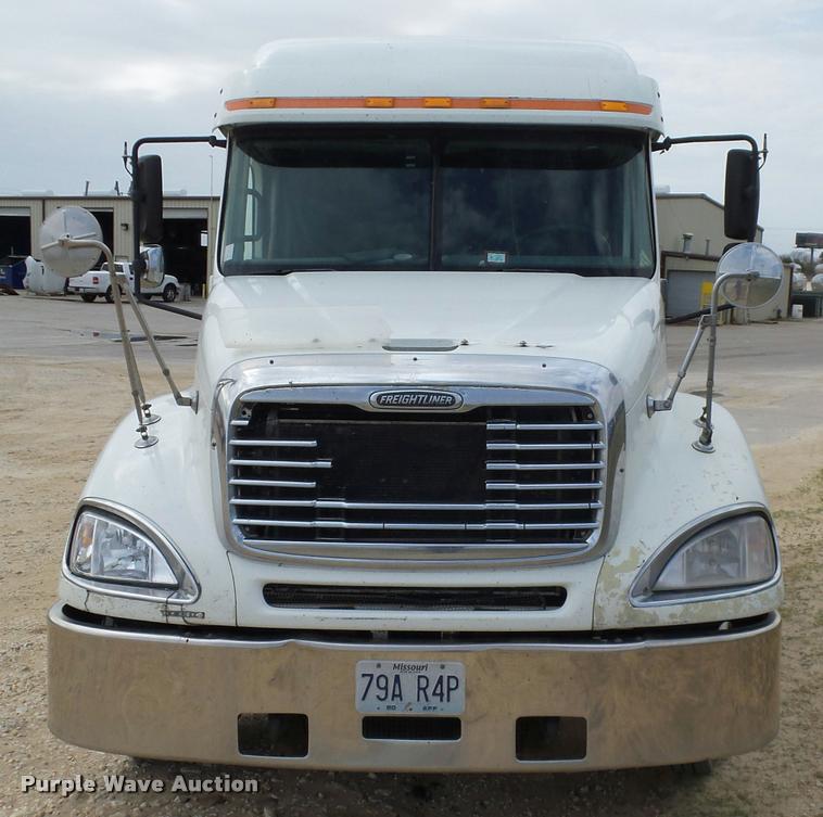 image for item K5767 2005 Freightliner Columbia semi truck