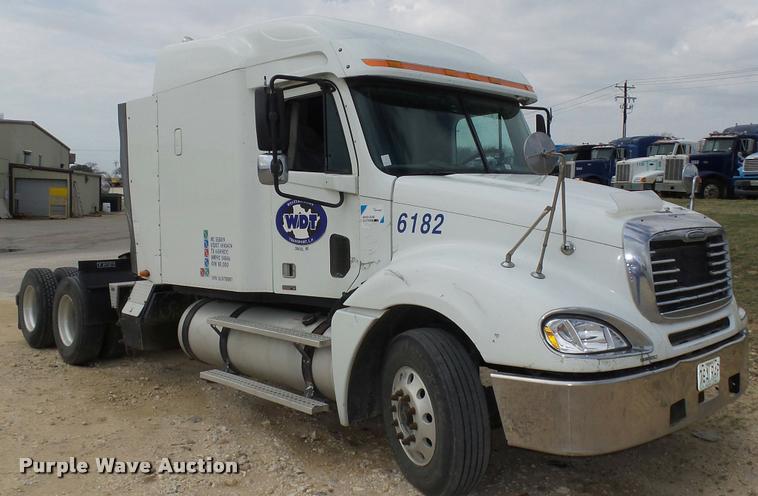 image for item K5767 2005 Freightliner Columbia semi truck