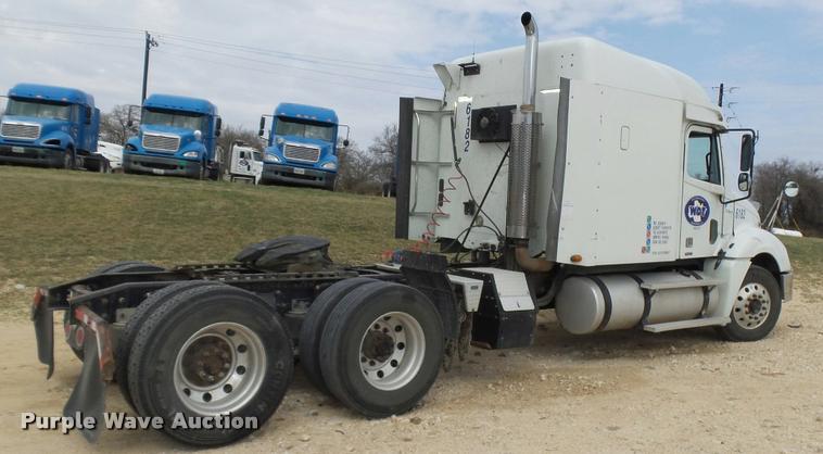 image for item K5767 2005 Freightliner Columbia semi truck