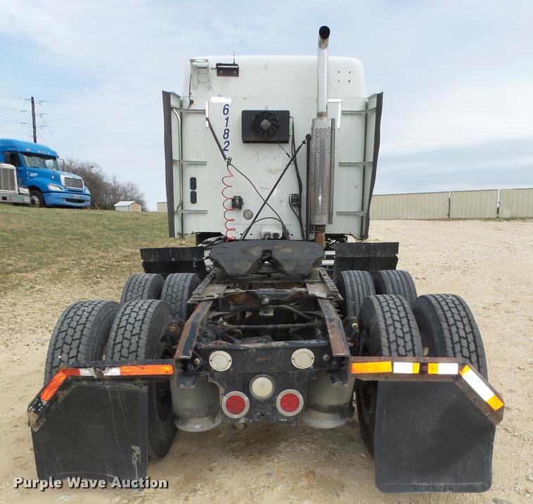 image for item K5767 2005 Freightliner Columbia semi truck