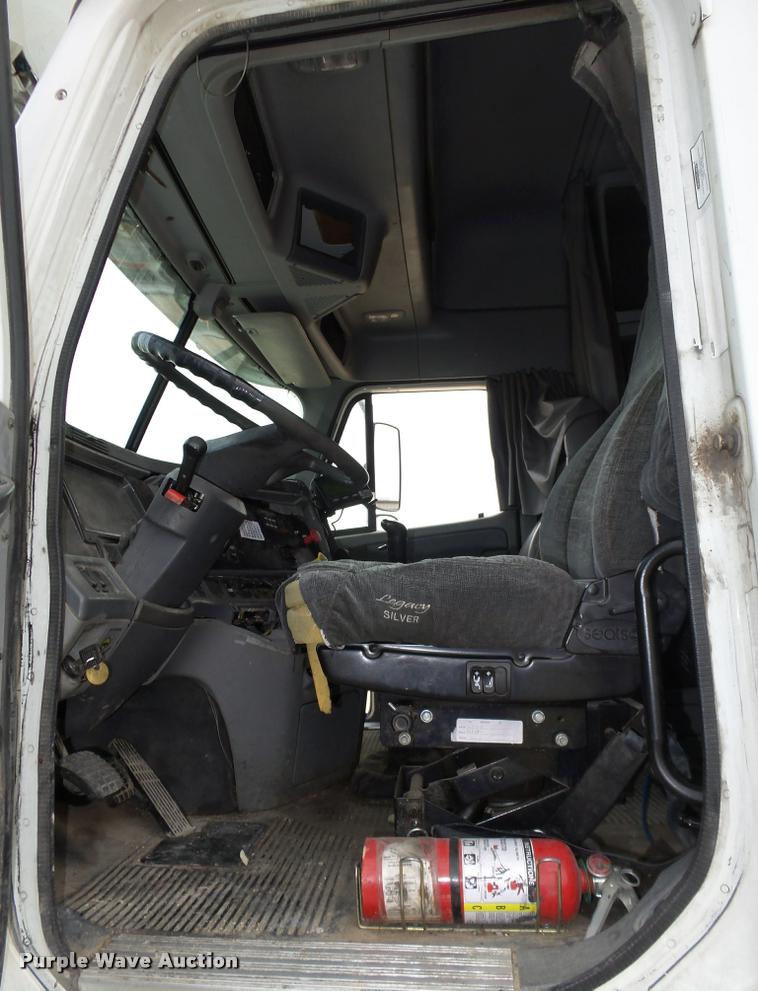 image for item K5767 2005 Freightliner Columbia semi truck