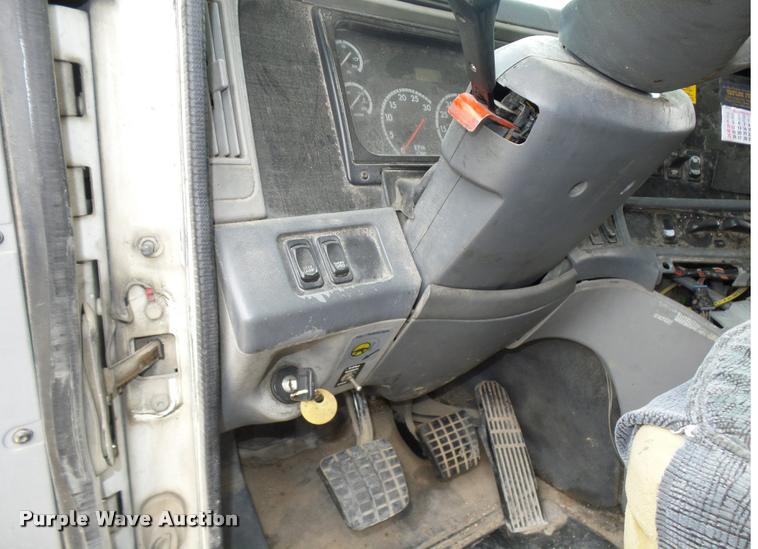 image for item K5767 2005 Freightliner Columbia semi truck