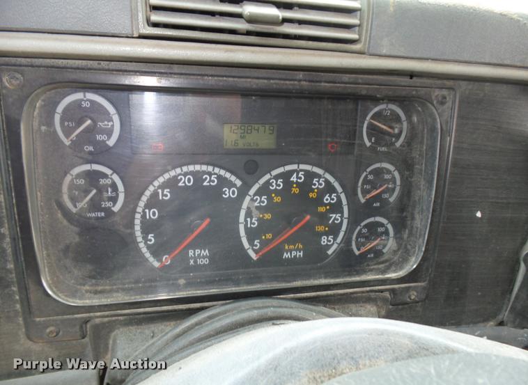 image for item K5767 2005 Freightliner Columbia semi truck