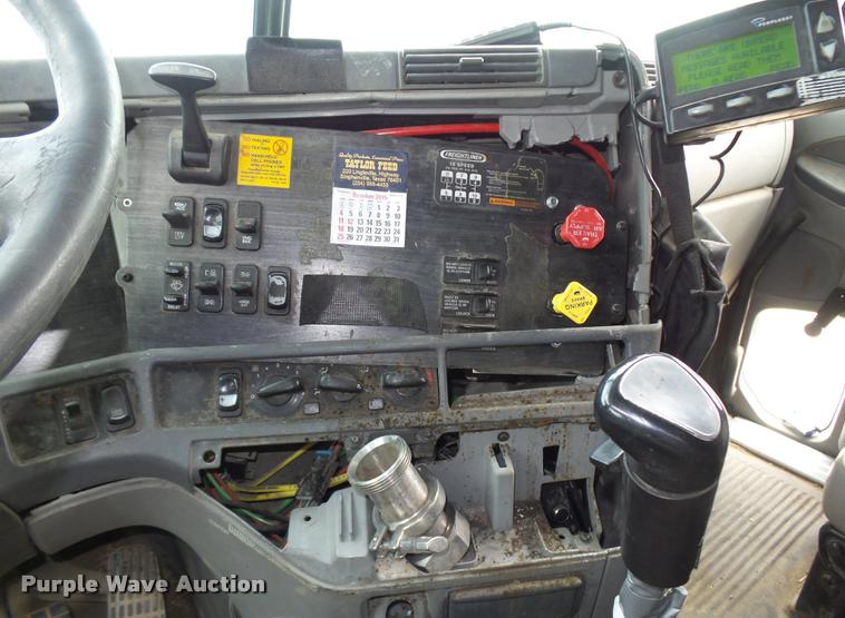 image for item K5767 2005 Freightliner Columbia semi truck