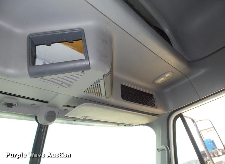 image for item K5767 2005 Freightliner Columbia semi truck