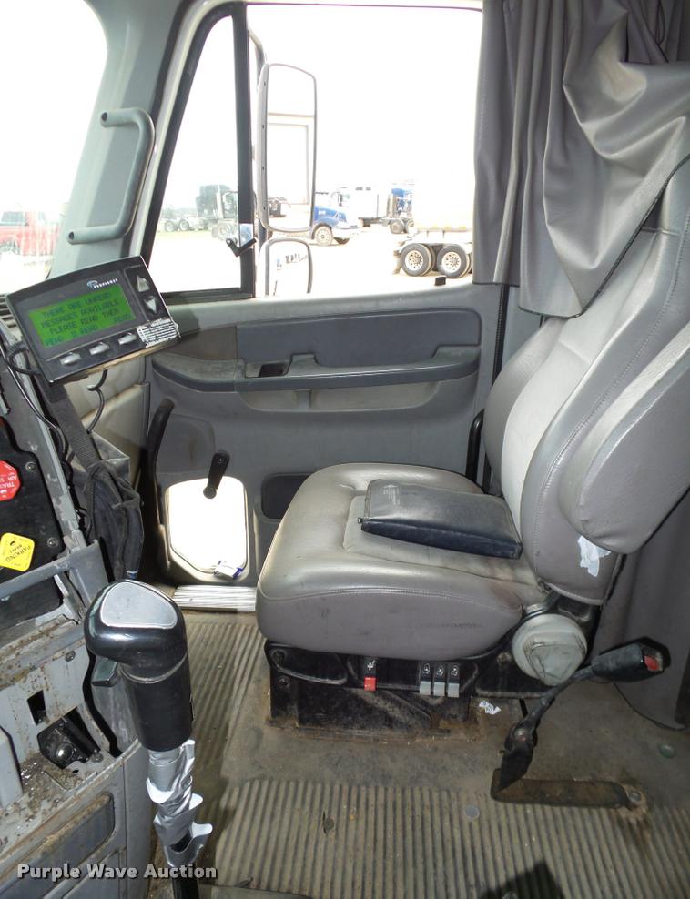 image for item K5767 2005 Freightliner Columbia semi truck