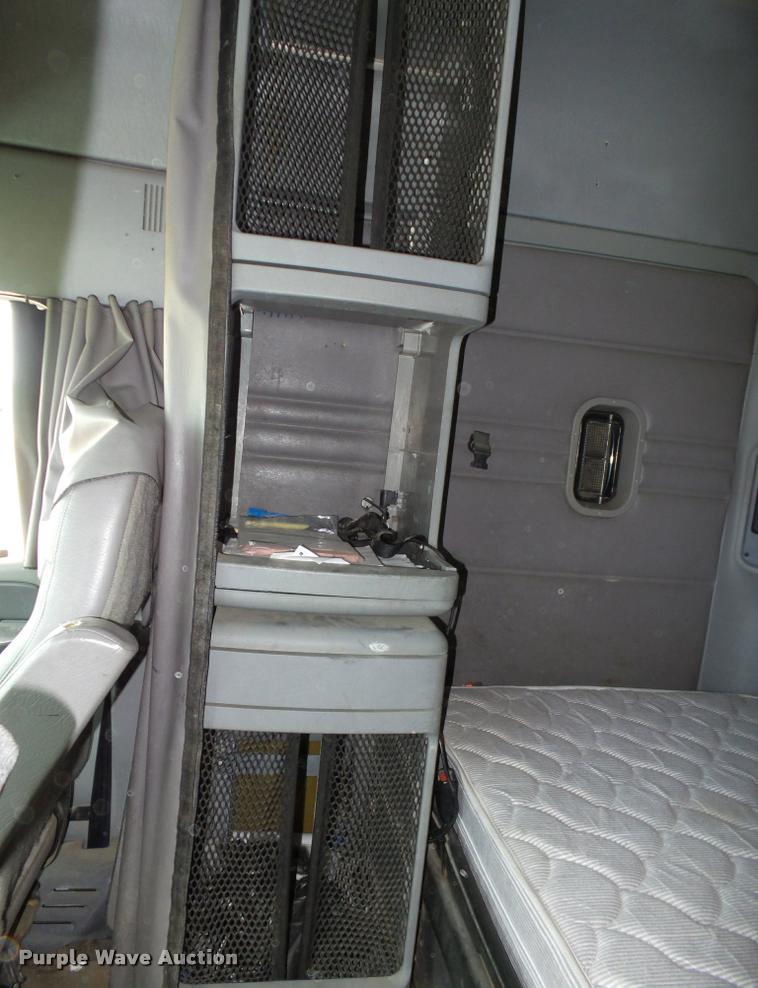 image for item K5767 2005 Freightliner Columbia semi truck