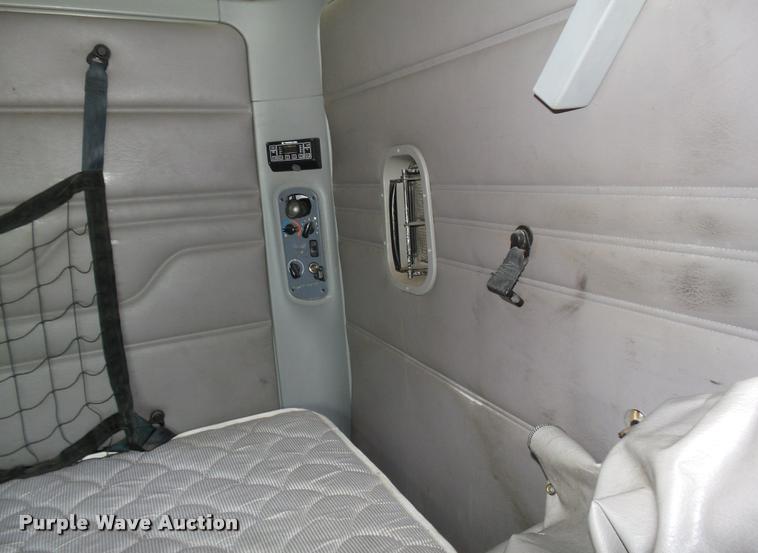 image for item K5767 2005 Freightliner Columbia semi truck