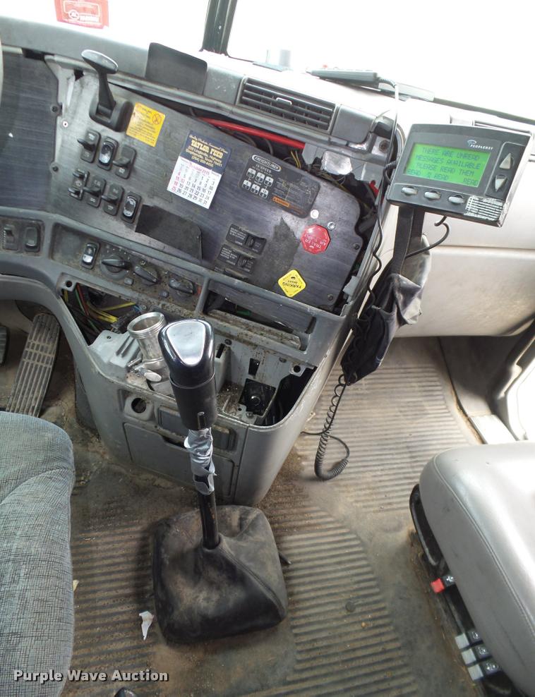 image for item K5767 2005 Freightliner Columbia semi truck