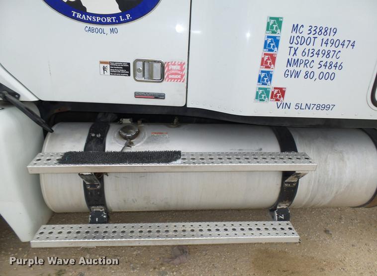 image for item K5767 2005 Freightliner Columbia semi truck