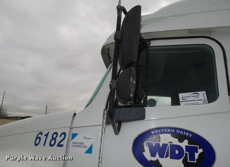 image for item K5767 2005 Freightliner Columbia semi truck