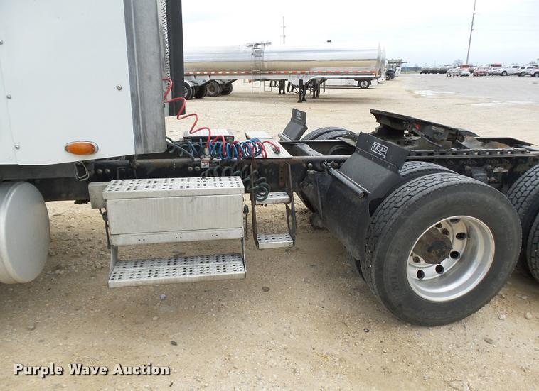 image for item K5767 2005 Freightliner Columbia semi truck