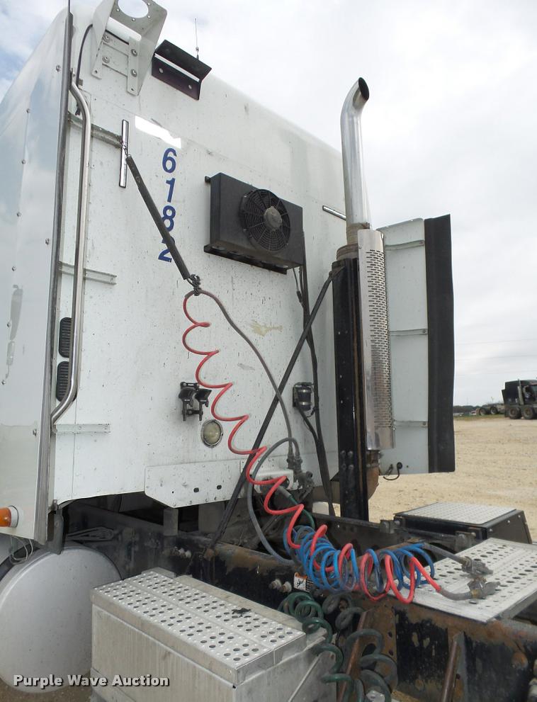 image for item K5767 2005 Freightliner Columbia semi truck