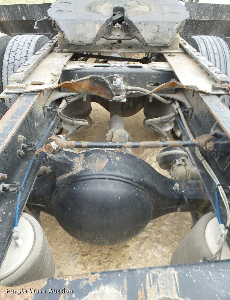 image for item K5767 2005 Freightliner Columbia semi truck